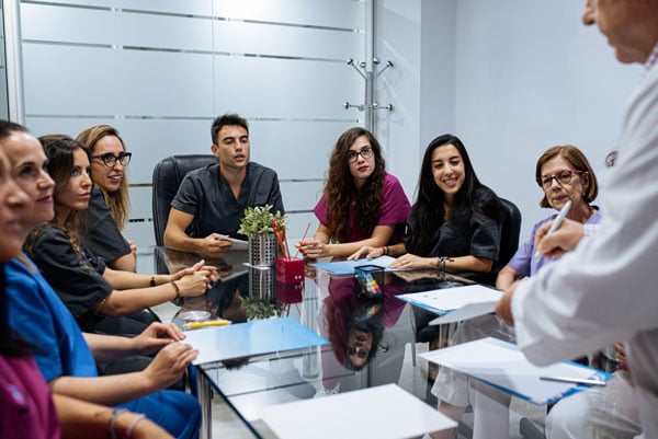 dental-team-debriefing